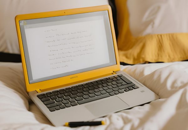 una persona creando u ebook en colores amarillentos con negro